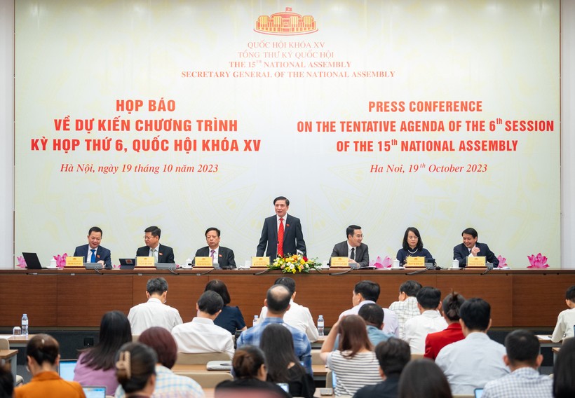 Tổng Thư ký Quốc hội, Chủ nhiệm Văn phòng Quốc hội Bùi Văn Cường chủ trì họp báo.