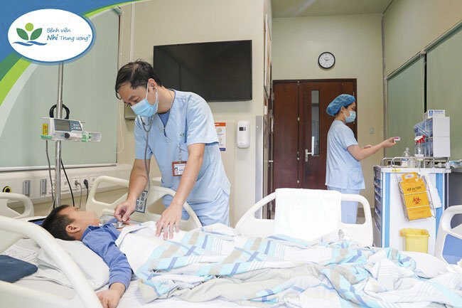 Bệnh nhi nguy kịch vì tai nạn sinh hoạt được chăm sóc tại Bệnh viện Nhi Trung ương. Ảnh BVCC