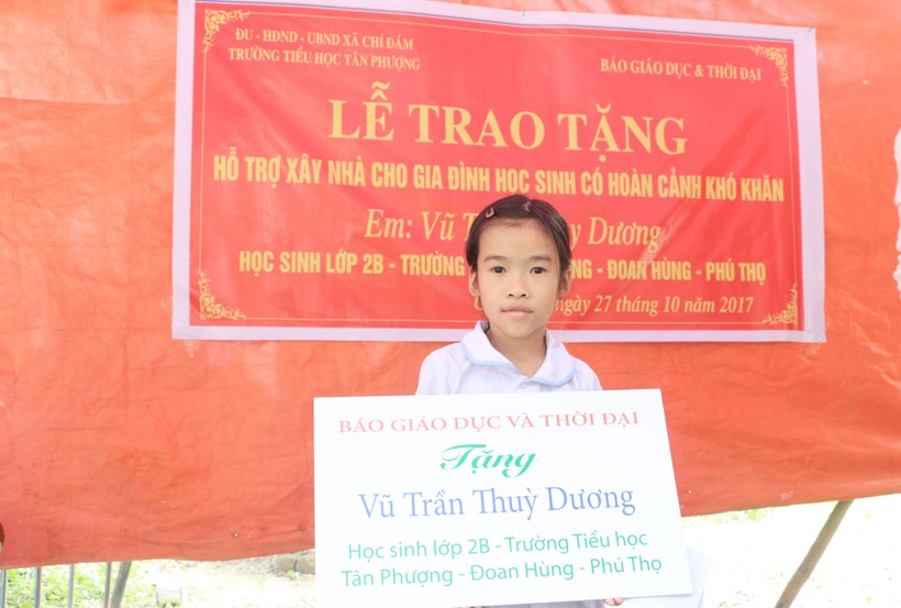 Em Vũ Trần Thùy Dương, nhận món quà của Báo GD&TĐ.