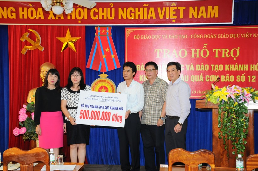 Đoàn công tác trao số tiền hỗ trợ đến Sở GD&DT Khánh Hoà