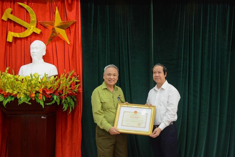 Bộ trưởng Nguyễn Kim Sơn tặng bằng khen, chúc mừng thành tích của ông Nguyễn Huy Kỳ.