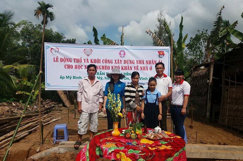 Anh Nguyễn Thanh Tuấn (thứ hai, từ phải qua) trong lần xây nhà cho “con đỡ đầu” ở Vĩnh Long 