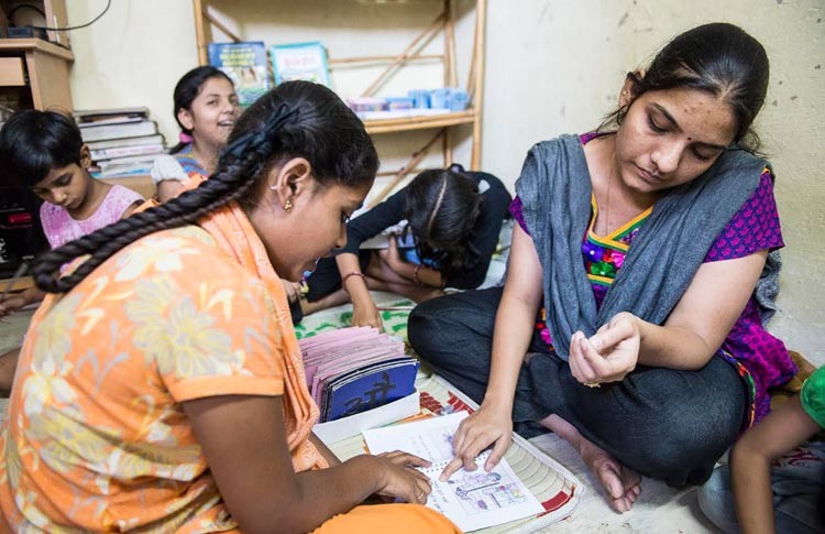 Aarti Naik dạy chữ cho một bé gái