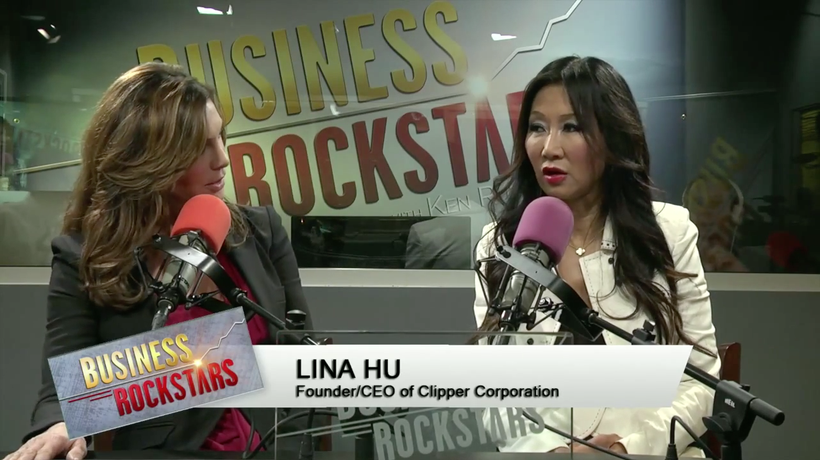 Lina Hu (phải) trong một cuộc PV trên TV