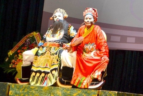Nghệ nhân Hà Mẹo (phải) trong vai Tạ Lôi Nhược tại Liên hoan trích đoạn tuồng Đào Tấn năm 2015
