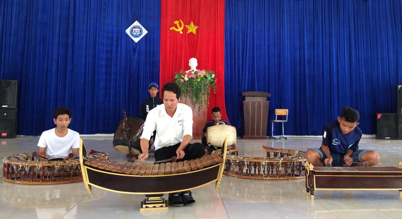 Thầy Lâm Thanh Nhã biểu diễn nhạc ngũ âm