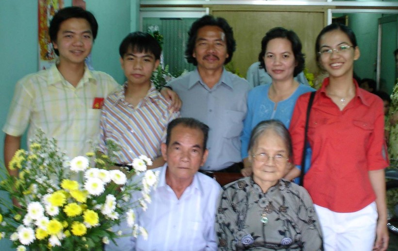 Gia đình cô Xuân chụp vào mùa xuân năm 2006