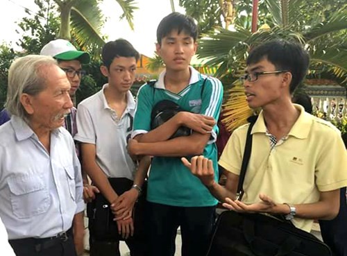 Thầy Luân (bìa phải) đang trao đổi với một bậc cao niên trong một chuyến đi dã ngoại