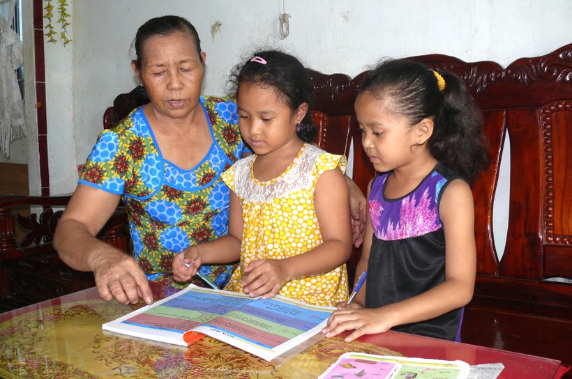 Bà Nguyễn Thị Nguyệt đang ân cần dạy các cháu học bài