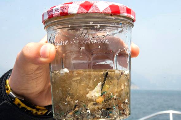 Lọ chứa các vi nhựa dài không quá 5mm được lấy trên bề mặt biển tại Hong Kong