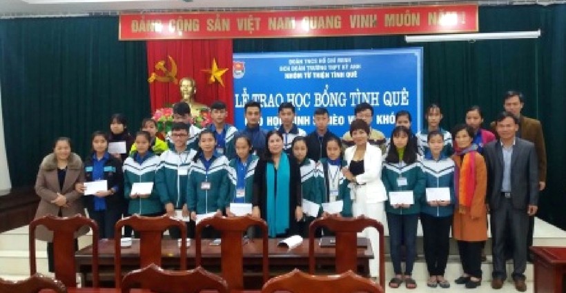 Nhóm Tình Quê (cô Yến đứng giữa) trao học bổng cho học sinh nghèo
