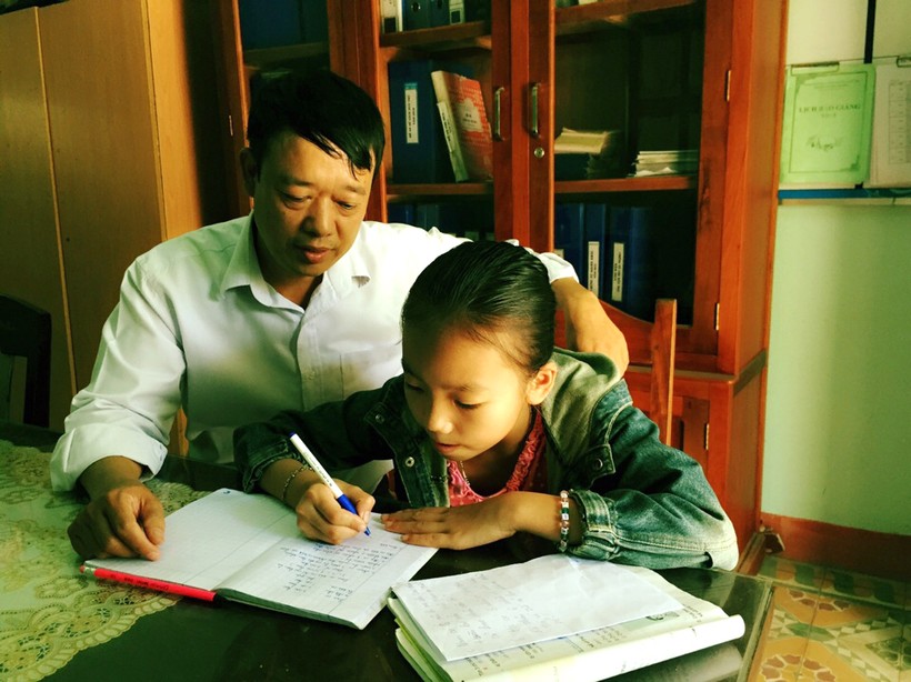 Thầy Tạ Văn Cương đang dạy kèm cho em Lô Thị Huyền Linh 