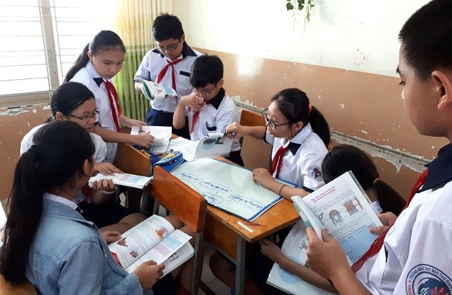 Học sinh hào hứng học nhóm trong tiết Sinh học của cô Kim Nhung