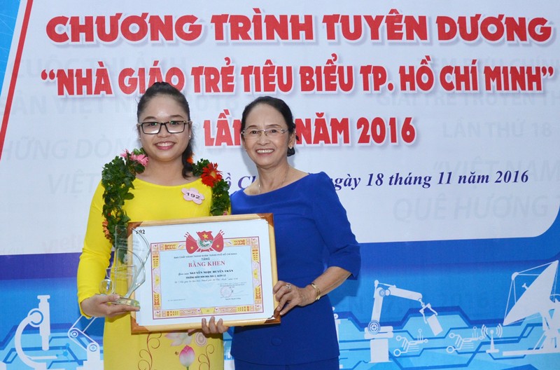 Cô giáo trẻ Huyền Trân (trái) hai năm liền đạt đanh hiệu Nhà giáo trẻ tiêu biểu của TPHCM