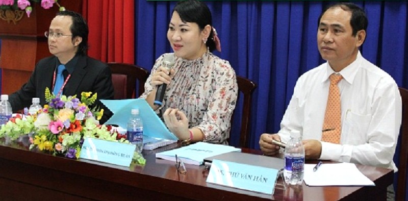 TS Phú Văn Hẳn (bìa phải) tại một cuộc Hội thảo khoa học ở TPHCM