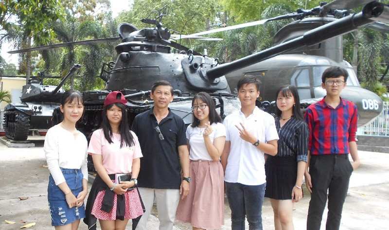Thầy Nguyễn Hữu Nhân, tác giả bài viết (thứ 3 từ trái qua) cùng học sinh tham quan Bảo tàng chứng tích chiến tranh