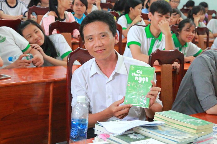 Thầy Huỳnh Văn Thế tại một buổi sinh hoạt của CLB sách