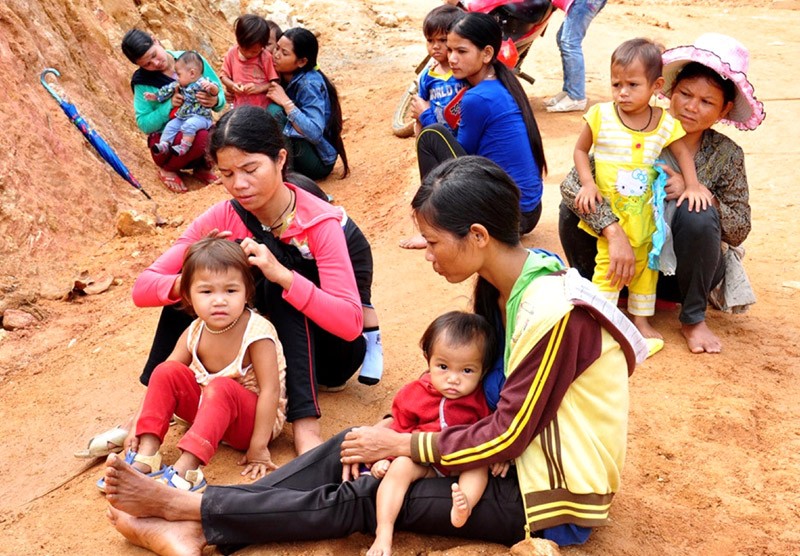 Những người mẹ bận bịu con nhỏ ở thôn Trà Ong