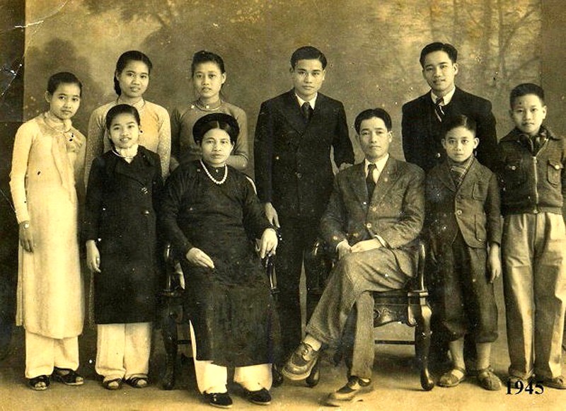 Nhà giáo Dương Quảng Hàm (ngồi, thứ 3 từ phải sang) và gia đình