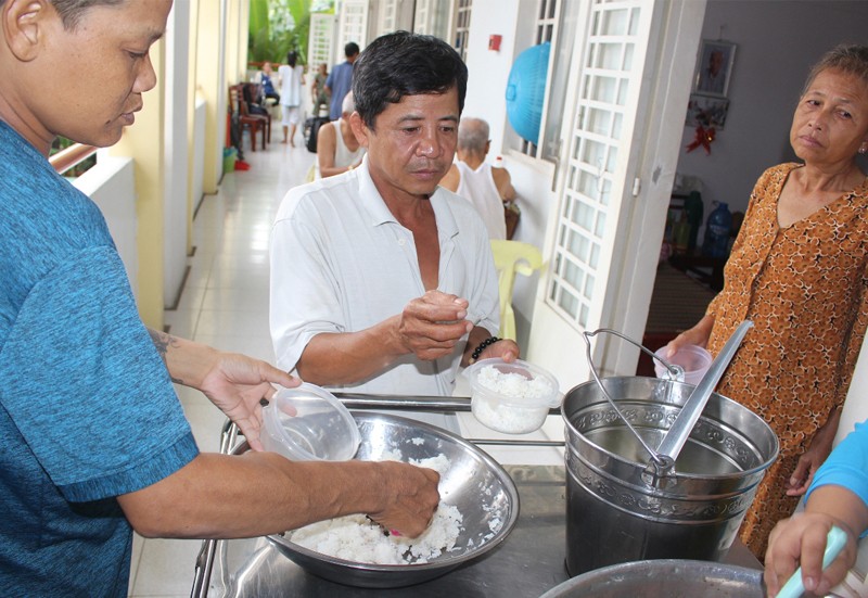 Người dân “xóm chạy thận” phần lớn nghèo khổ nên phải ăn cơm từ thiện