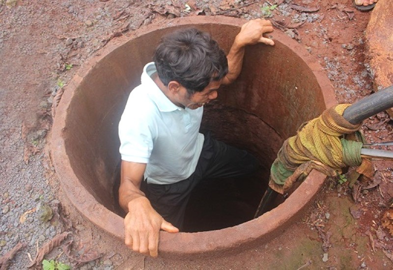 Dù bị mù nhưng gần 20 năm qua, anh Gih sống bằng nghề đào giếng