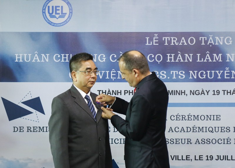 Ông Vincent Floreani - Tổng Lãnh sự Pháp tại TPHCM trao Huân chương Cành cọ Hàn lâm cho Viện sĩ - PGS-TS Nguyễn Ngọc Điện