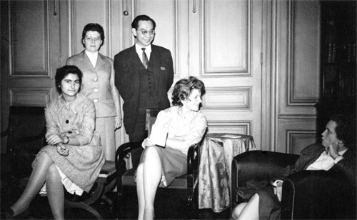 GS-TS Trần Văn Khê (đứng) và những người bạn Pháp thời những năm 1960