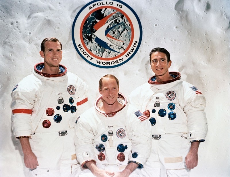Ba phi hành gia của sứ mệnh Apollo 15 bị đình chỉ bay vì buôn lậu đồ lưu niệm lên Mặt trăng