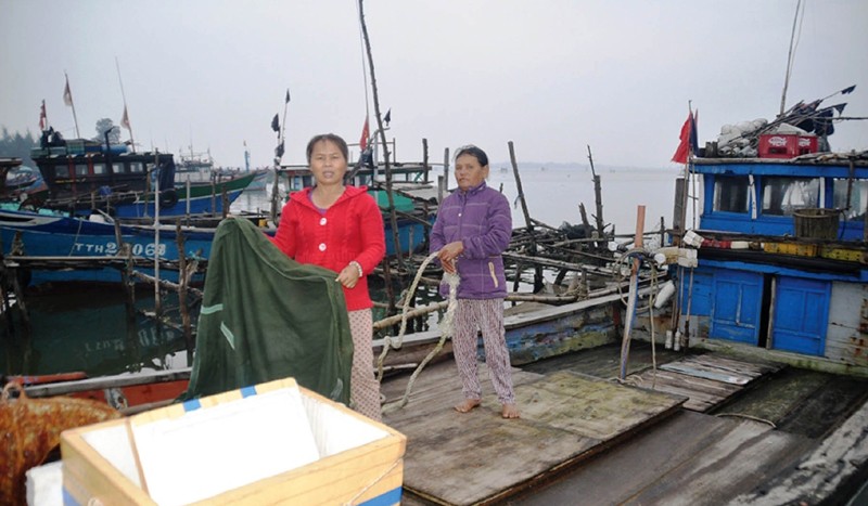 Sau mỗi chuyến đi biển về, lưới đánh cá phải phơi thật sạch, rồi thuê người đan vá những chỗ rách