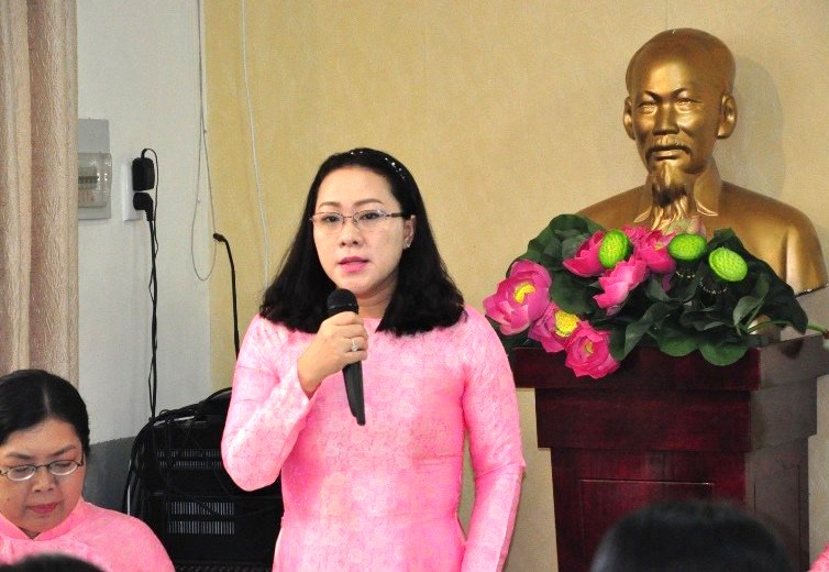 Cô Lâm Hồng Lãm Thúy phát biểu trong một hội nghị của trường