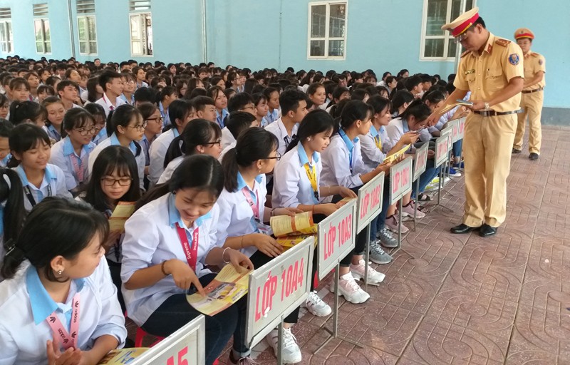 Một buổi ngoại khóa GD Pháp luật của HS Trường THPT Hạ Hòa, Phú Thọ