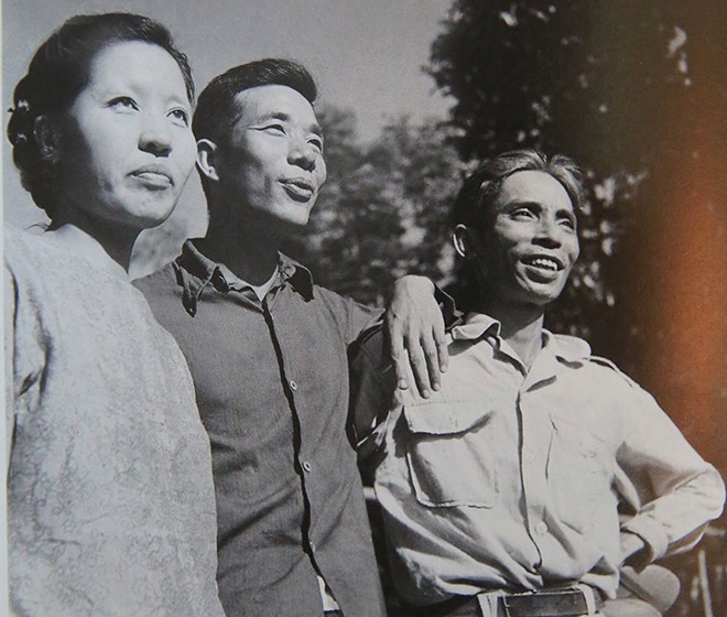 Thế Lữ - Song Kim và nhà văn Nguyễn Huy Tưởng (giữa) ở chiến khu thời chống Pháp