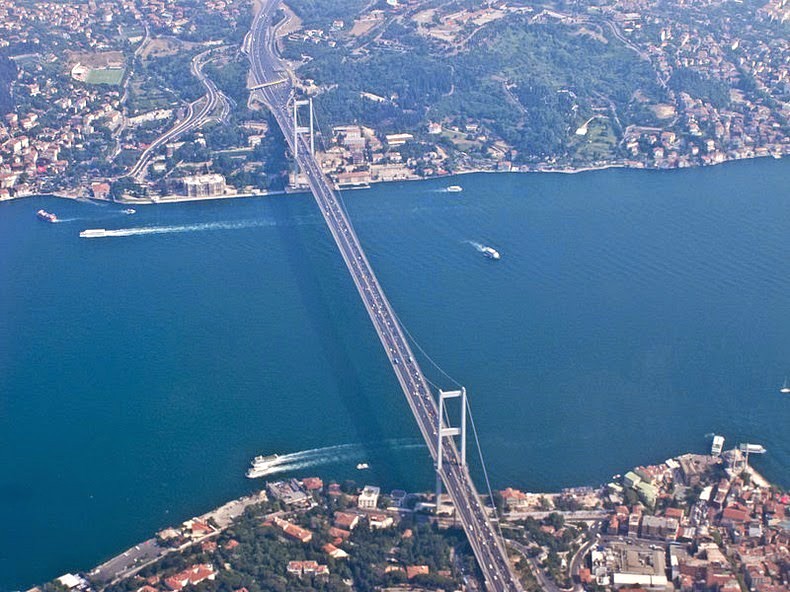 Cầu bắc qua eo biển Bosphorus nối hai bờ thành phố Istanbul