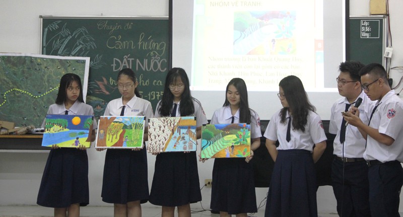 Nhóm nghệ thuật thuyết trình về 4 bức tranh tự vẽ, lấy ý tưởng từ các hình ảnh trong bài thơ Việt Bắc của Tố Hữu