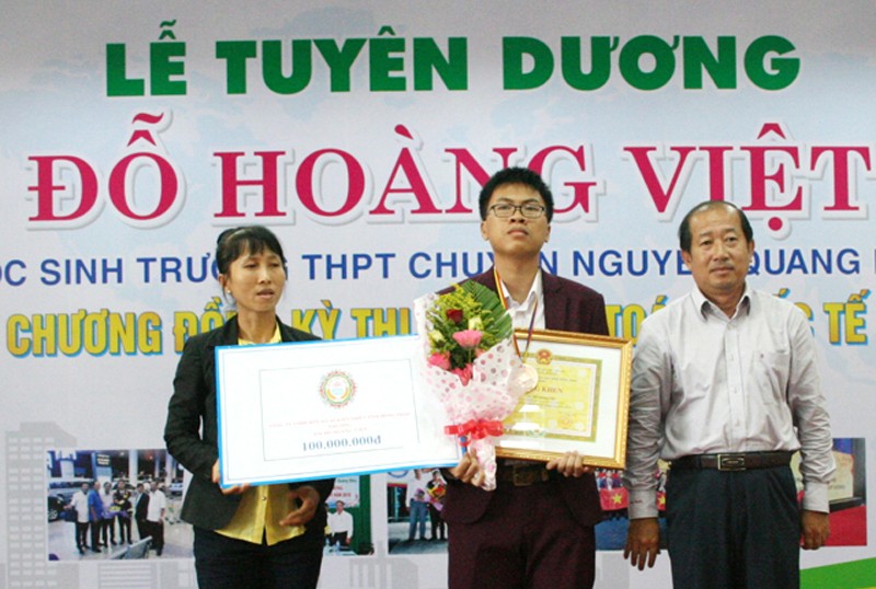Đỗ Hoàng Việt được UBND tỉnh Đồng Tháp khen thưởng vì thành tích xuất sắc.