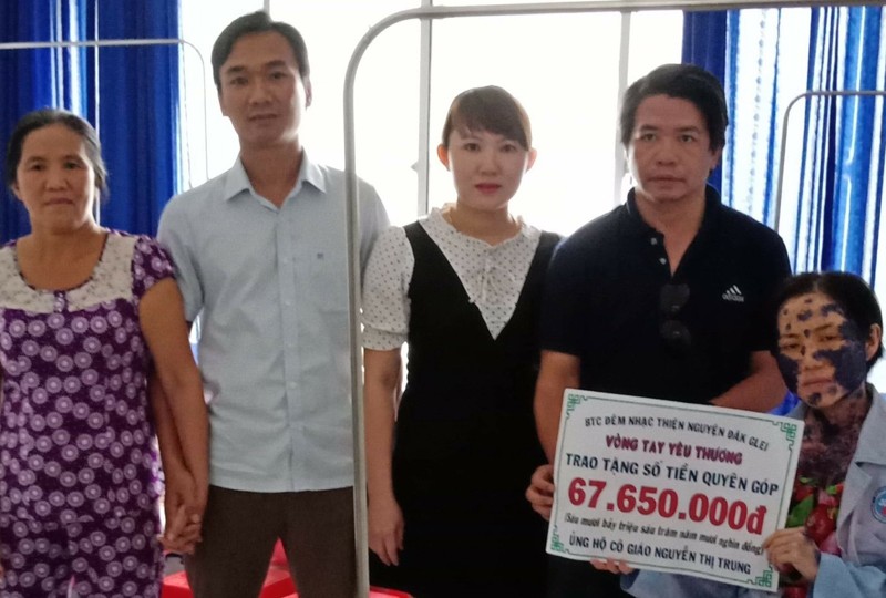 Thầy Sô (người đứng thứ 4 từ trái sang) tặng nguồn quỹ ủng hộ cho cô giáo bị bệnh hiểm nghèo
