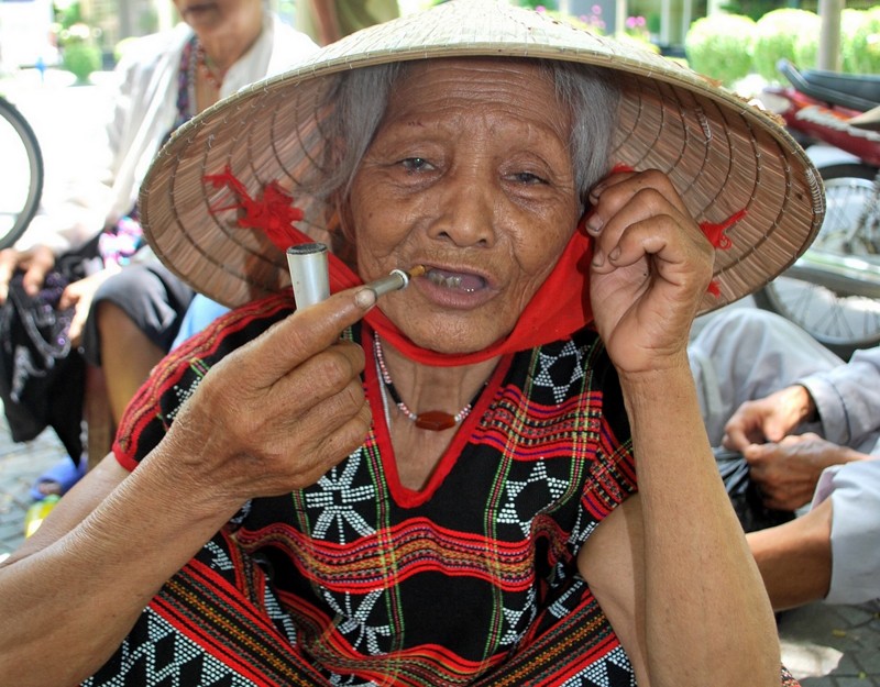 Cụ bà người Tà Ôi mặc trang phục dzèng truyền thống