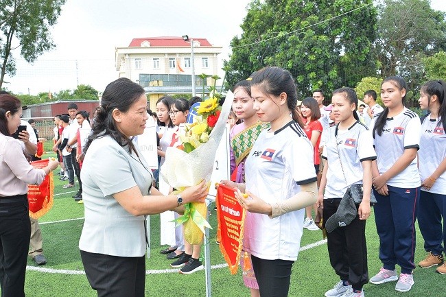 Sinh viên Lào được trao giải thưởng trong một cuộc thi văn hóa thể thao