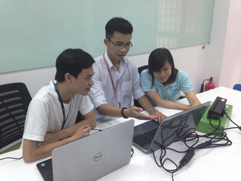 Nguyễn Thành An (giữa) cùng hai người bạn thân đam mê công nghệ thông tin
