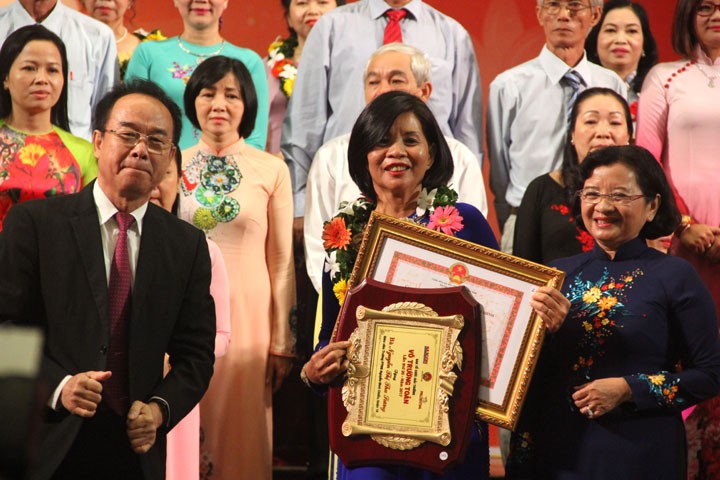 Cô giáo Nguyễn Thị Thu Sương (giữa) nhận giải thưởng Võ Trường Toản năm 2017 do Sở GD&ĐT TPHCM trao tặng