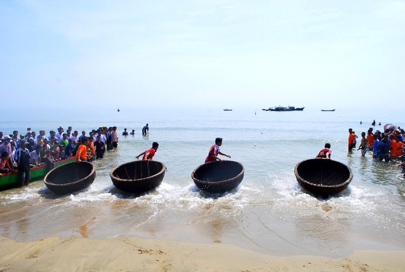 Thi lắc thuyền thúng ở biển Lăng Cô (Phú Lộc, Thừa Thiên Huế)