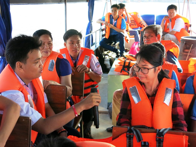 HS Trường THPT Nguyễn Việt Hồng (TP Cần Thơ) trải nghiệm làm hướng dẫn viên du lịch tại Chợ nổi Cái Răng