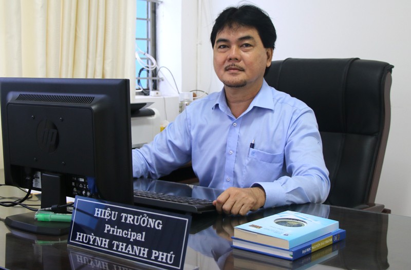 Thầy Huỳnh Thanh Phú - hiệu trưởng Trường THPT Nguyễn Du