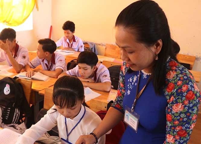Cô giáo trẻ Nguyễn Thị Thiên Ân bên học trò