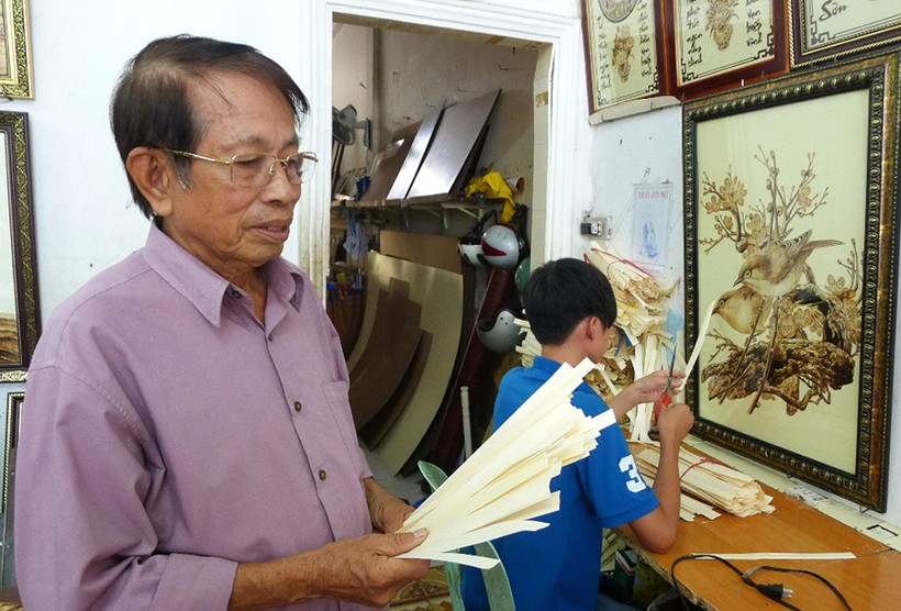 Nghệ nhân Võ Văn Tạng tại phòng tranh của mình