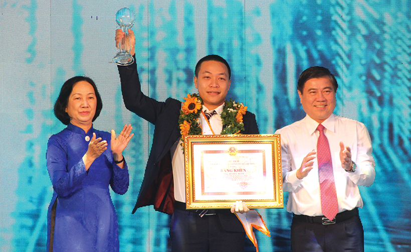 Hồ Đức Hoàn nhận giải thưởng Công dân trẻ tiêu biểu TPHCM 2018