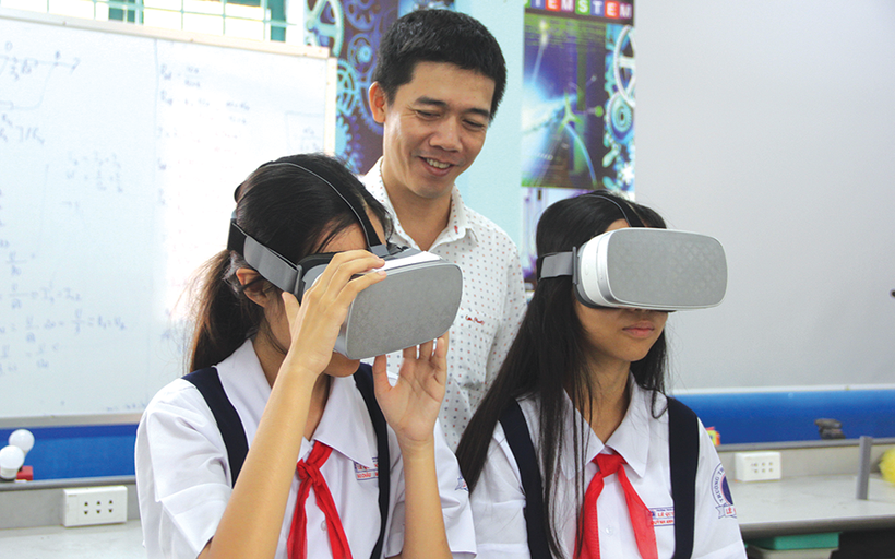 Học sinh sử dụng kính thực tế ảo