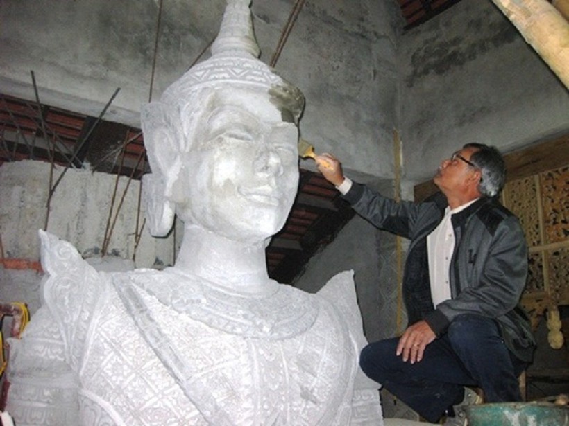 Nghệ nhân Khmer trong quá trình hoàn thiện tượng Phật Thích Ca Mâu Ni.