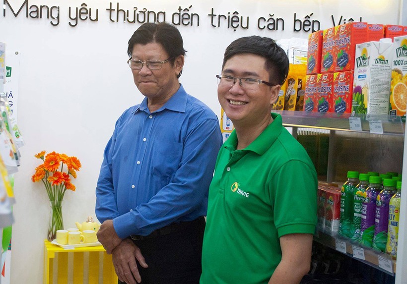Doanh nghiệp trẻ Nguyễn Việt Hùng (bên phải).