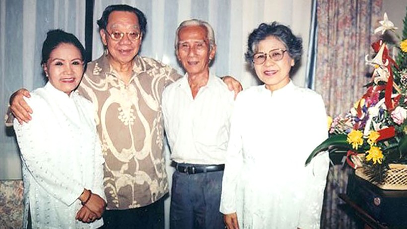 Từ trái qua: NSƯT Út Bạch Lan, cố GS-TS Trần Văn Khê, NSND Viễn Châu và NSƯT Ca Lê Hồng.